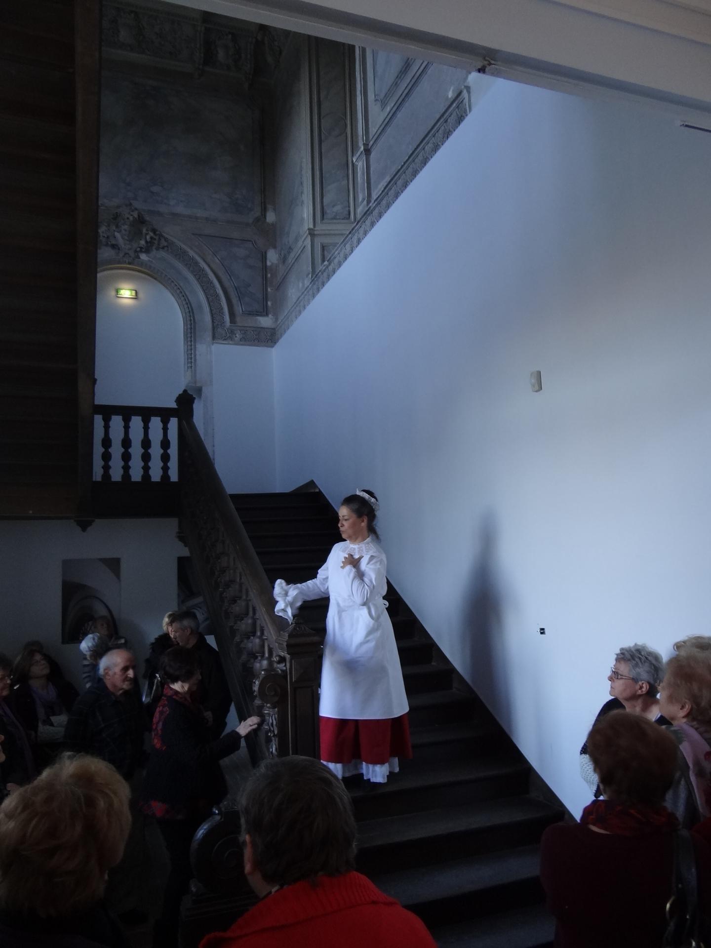 La petite bonne un peu coquine - Photo Abbaye du Valasse